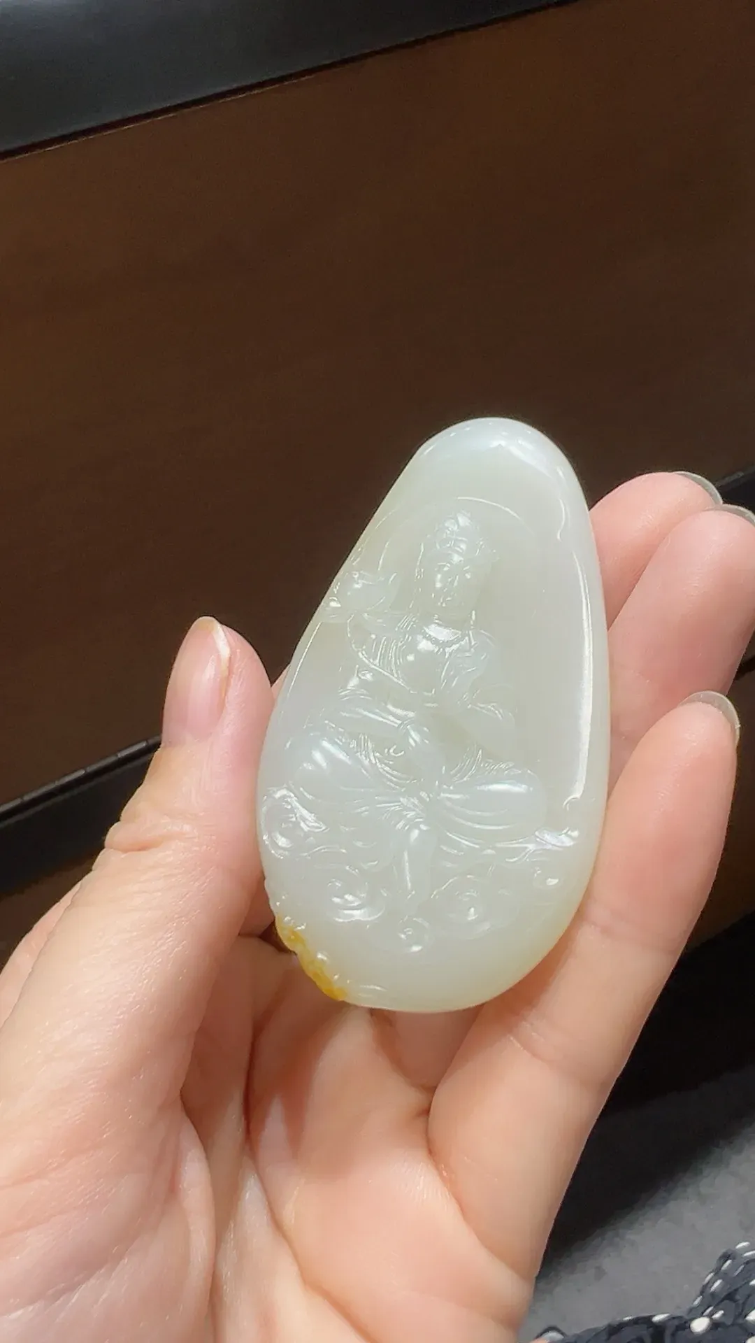新疆和田玉籽料观音｜杨弘展大师作品

重40.5克 尺寸65*37*10.4m m