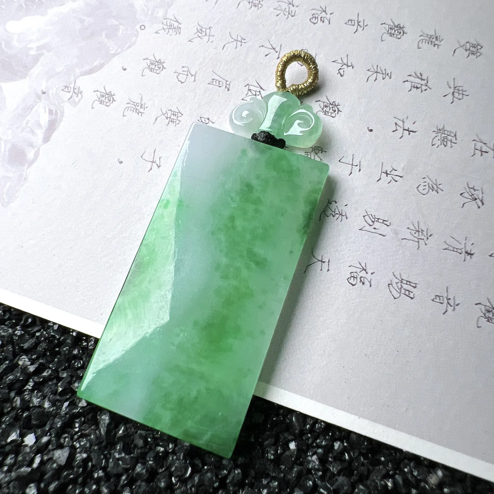 【糯冰种飘阳绿无事牌】种地优秀，通透闪亮，起光的料子，厚度很好，工艺雕刻精湛。可以自行镶嵌佩戴。