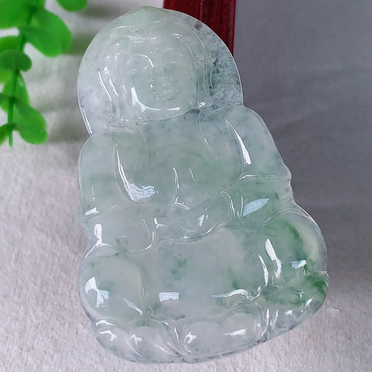 自然光实拍，大件冰种飘绿花翡翠观音吊坠，赐福翡翠观音，翠色迷人，观音面相端庄，佩戴时尚出众！#33.