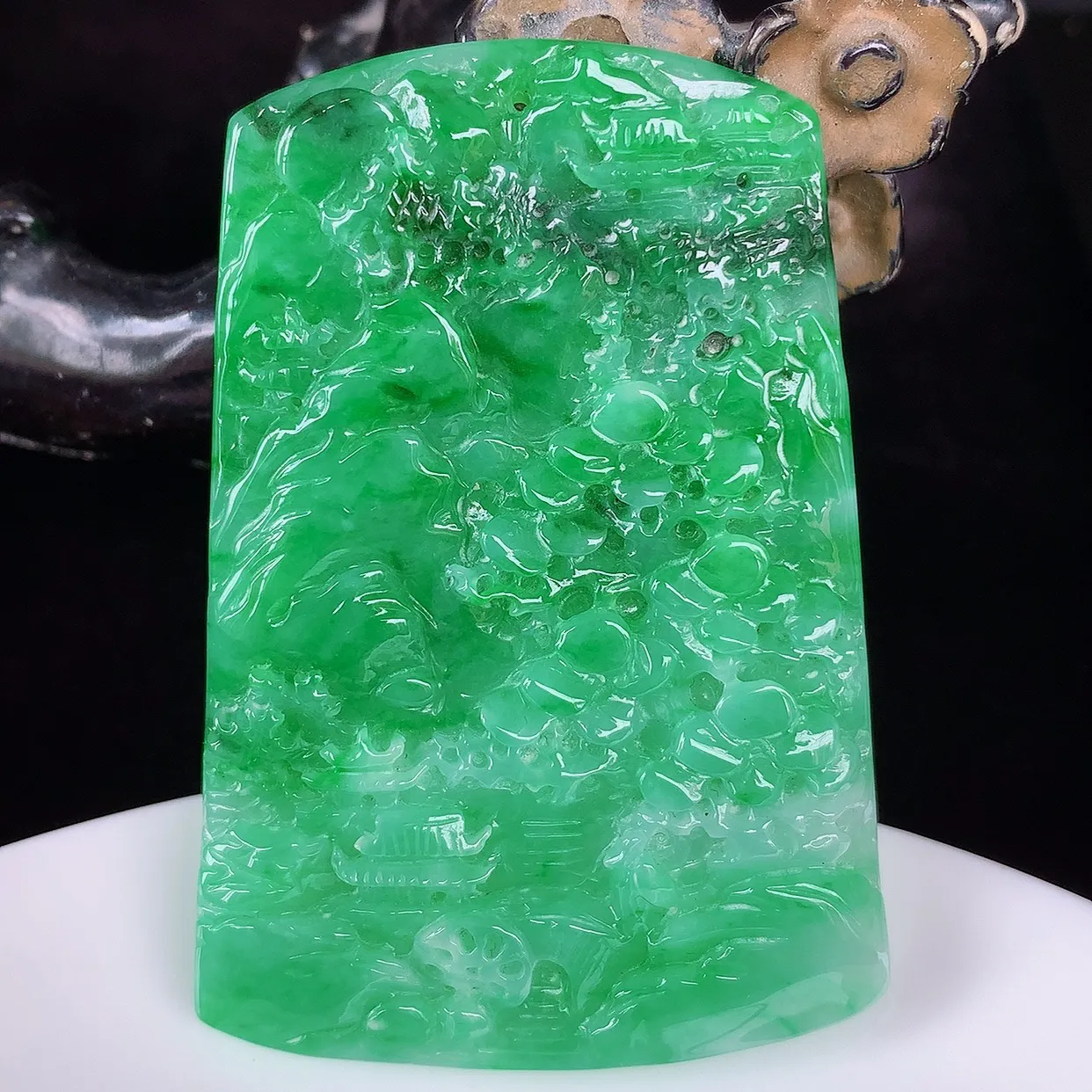 自然光实拍，冰润冰糯种飘阳绿翡翠山水牌吊坠，翡翠山水，立体生动形象，山水素材布局合理，意境感佳，佩戴