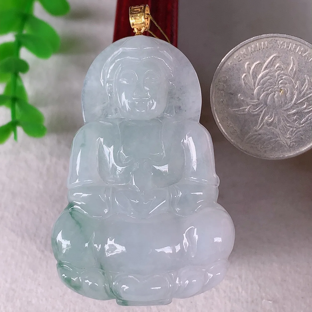自然光实拍，18K金镶嵌冰飘花翡翠观音吊坠，赐福翡翠观音，翠色迷人，观音面相端庄，佩戴时尚出众！#35.20整体56.5*裸石49.5*32.6*5.6