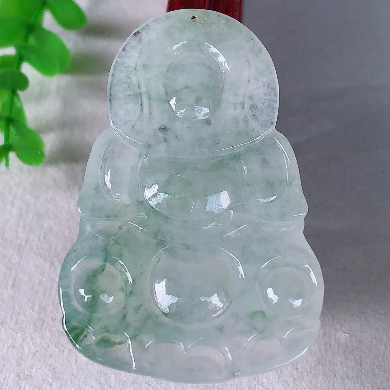 自然光实拍，大件冰种飘绿花翡翠观音吊坠，赐福翡翠观音，翠色迷人，观音面相端庄，佩戴时尚出众！#33.20