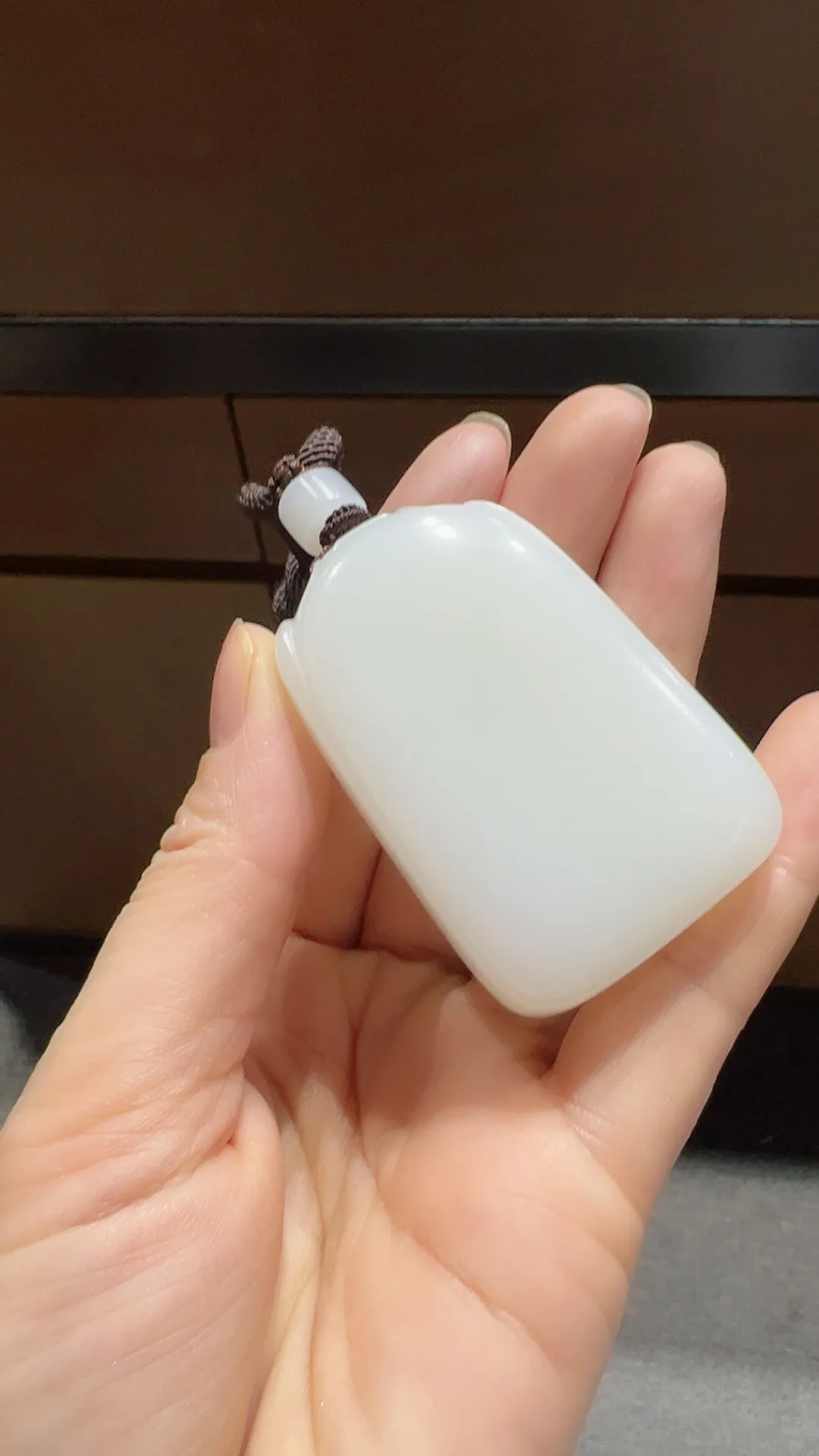 高品质｜新疆和田玉｜白玉平安无事牌 一级白细 钢板料过灯品质 

重74克 尺寸55*35.7*15.4m m