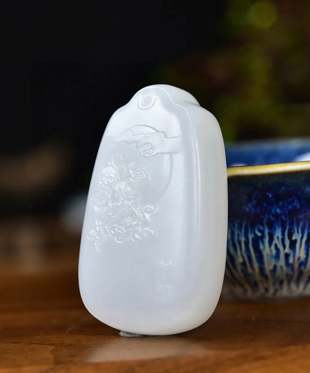天然和田玉.羊脂玉.龙行天下.玉牌.玉质油润雕琢精美.寓意圆圆满满.财源滚滚.飞黄腾达.平步青云.事业亨通.招财纳福.尺寸51.1/33.2/15.8重53.22克.