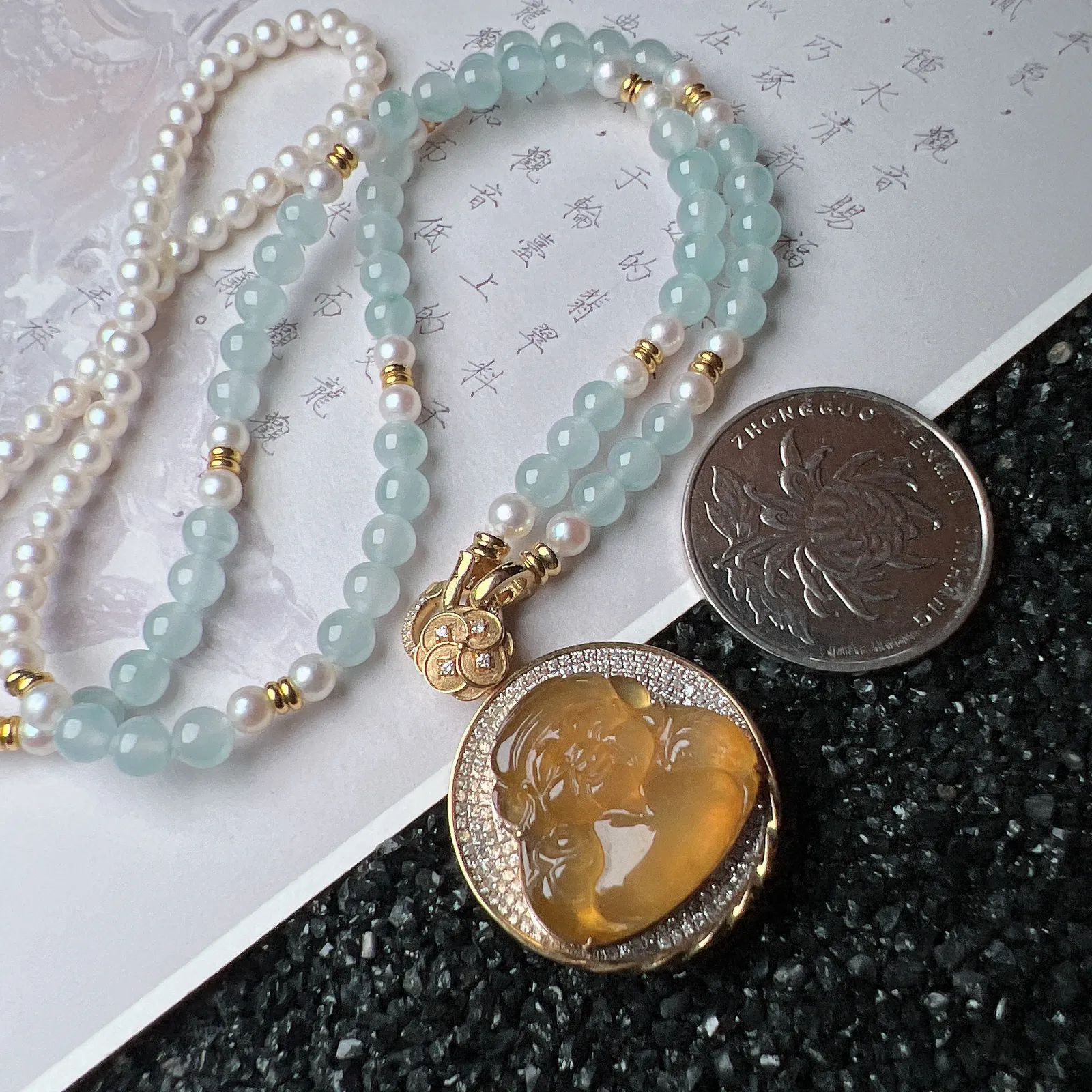 【冰黄翡财神】种地优秀，通透闪亮，起光的料子，厚度很好，工艺雕刻精湛。18k金钻镶嵌，整体尺寸31.3-23.8-9mm，裸石尺寸17.8-19.4-4.4mm。