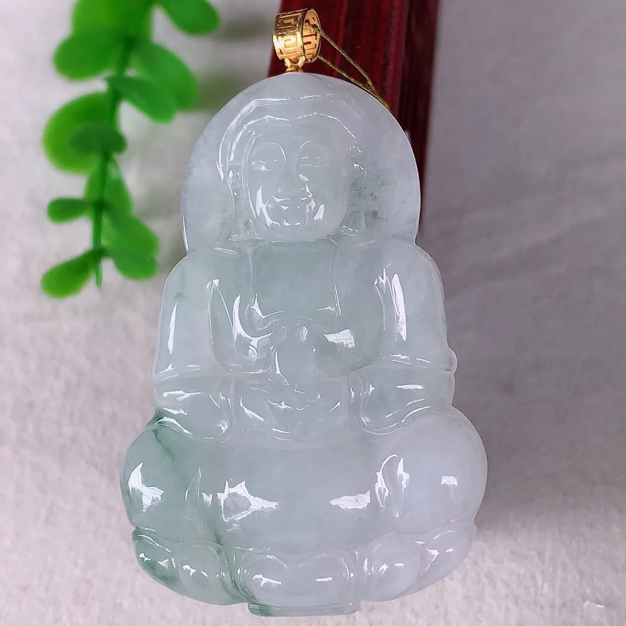 自然光实拍，18K金镶嵌冰飘花翡翠观音吊坠，赐福翡翠观音，翠色迷人，观音面相端庄，佩戴时尚出众！#35.20整体56.5*裸石49.5*32.6*5.6