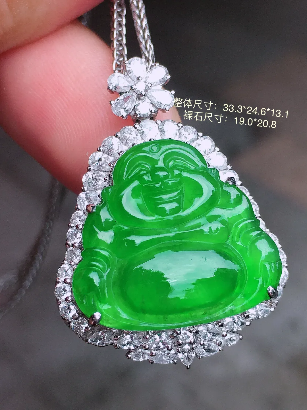 阳绿佛公吊坠，色泽均匀艳丽，玉质细腻，荧光感超
强，饱满水润，气质满满。18k
金豪华镶嵌