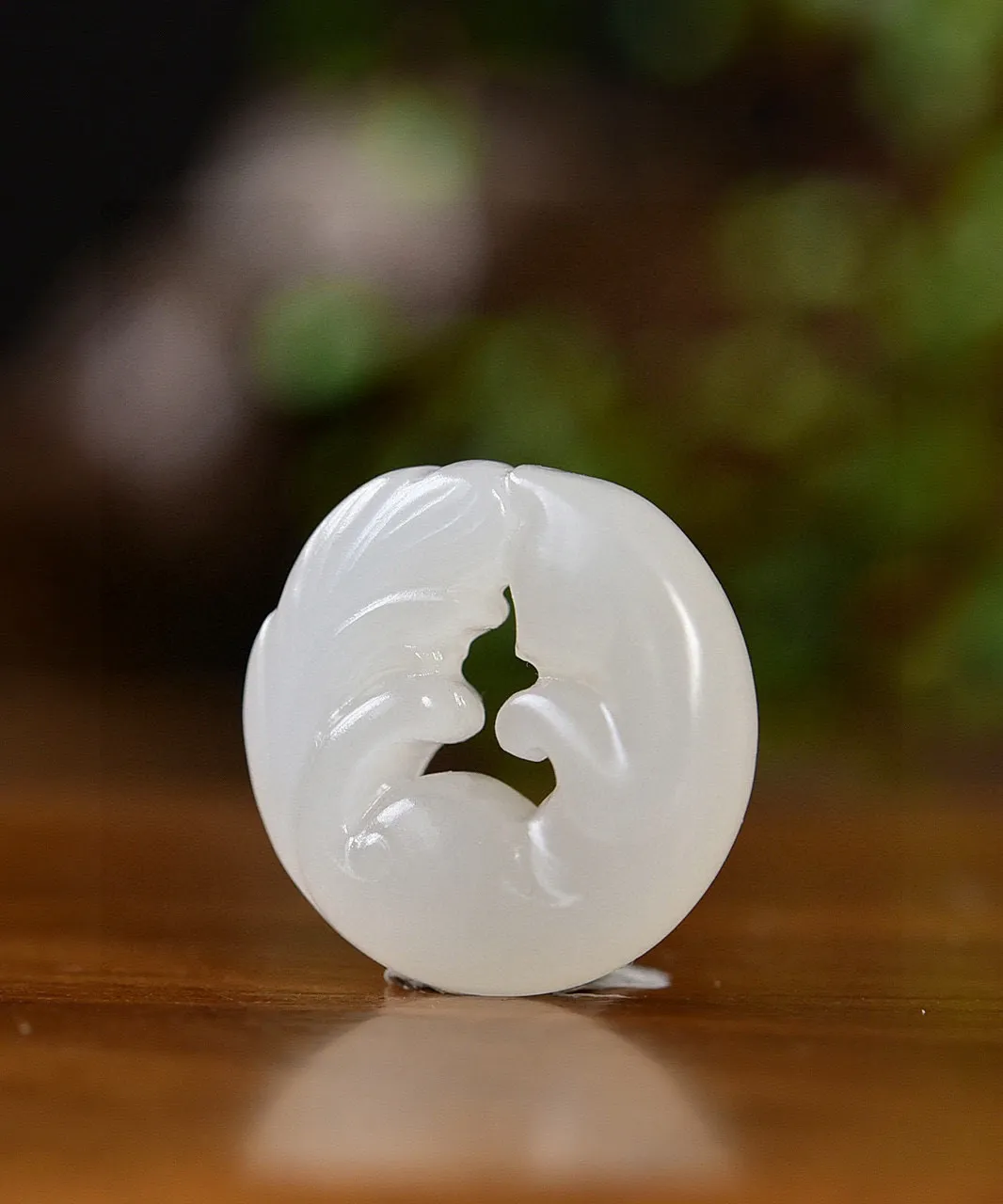 天然和田玉.紫粉.九尾狐.凤九.玉坠.玉质细腻油润.雕琢精美流畅.寓意爱情美满.桃花兴旺.尺寸21.4/7.3重5.39克.