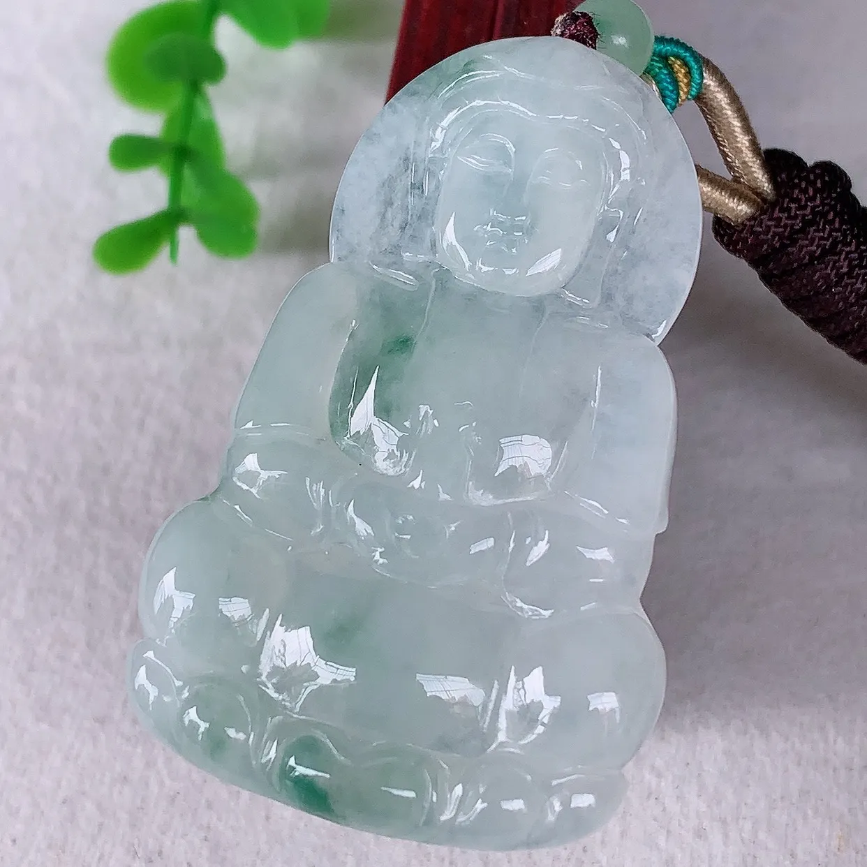 自然光实拍，冰种飘花翡翠观音吊坠，赐福翡翠观音，翠色迷人，观音面相端庄，佩戴时尚出众！#46.20