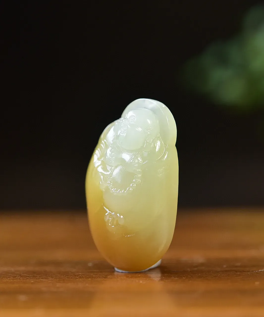 天然和田玉.若羌糖玉.弥勒笑佛.玉坠.玉质细腻油润.线条简洁优美.寓意大肚无忧.笑口常开.诙谐潇洒.超凡脱俗.品质保证.尺寸28.4/16.6/9重6.50克.