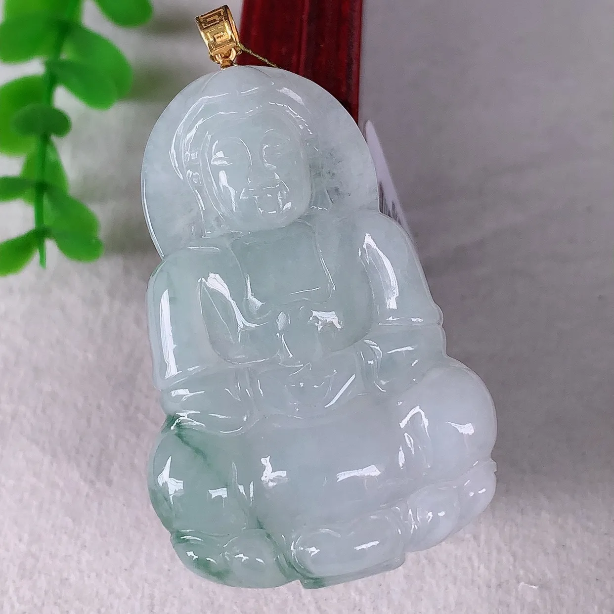 自然光实拍，18K金镶嵌冰飘花翡翠观音吊坠，赐福翡翠观音，翠色迷人，观音面相端庄，佩戴时尚出众！#35.20整体56.5*裸石49.5*32.6*5.6