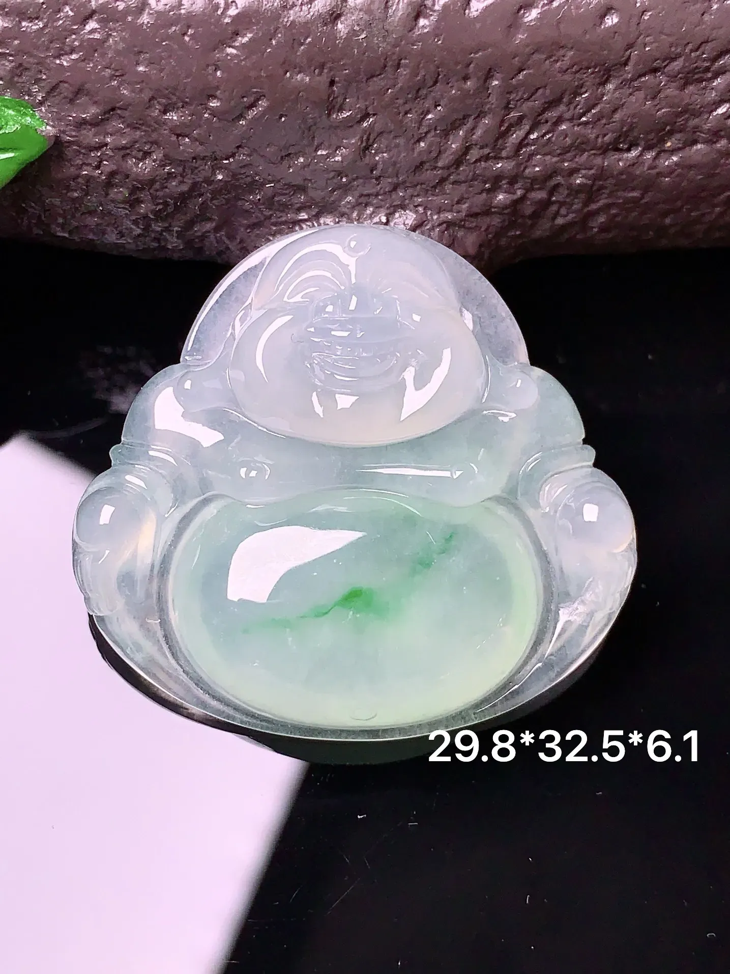 冰种飘绿佛公吊坠 玉质细腻 色泽艳丽 整体尺寸29.8*32.5*6.1