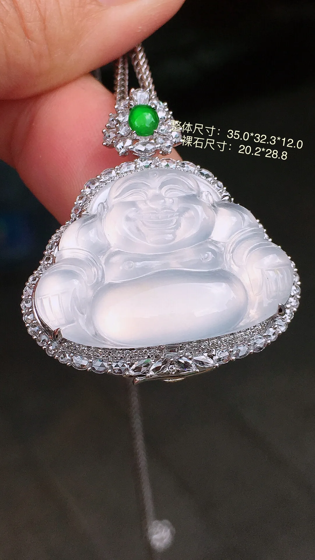 冰种佛公吊坠，玉质细腻，荧光感超
强，饱满水润，气质满满。18k
金豪华镶嵌