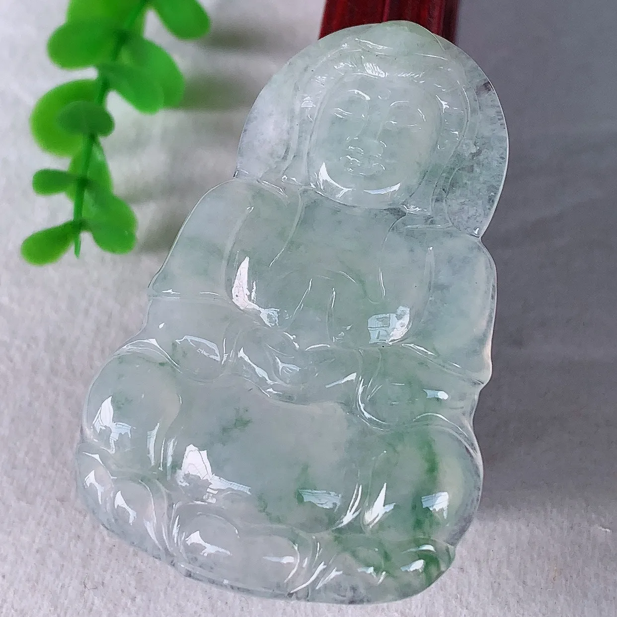 自然光实拍，大件冰种飘绿花翡翠观音吊坠，赐福翡翠观音，翠色迷人，观音面相端庄，佩戴时尚出众！#33.20