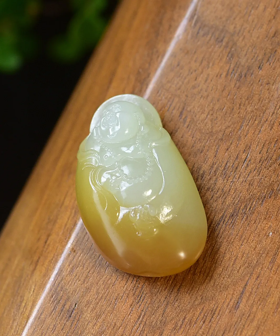 天然和田玉.若羌糖玉.弥勒笑佛.玉坠.玉质细腻油润.线条简洁优美.寓意大肚无忧.笑口常开.诙谐潇洒.超凡脱俗.品质保证.尺寸28.4/16.6/9重6.50克.