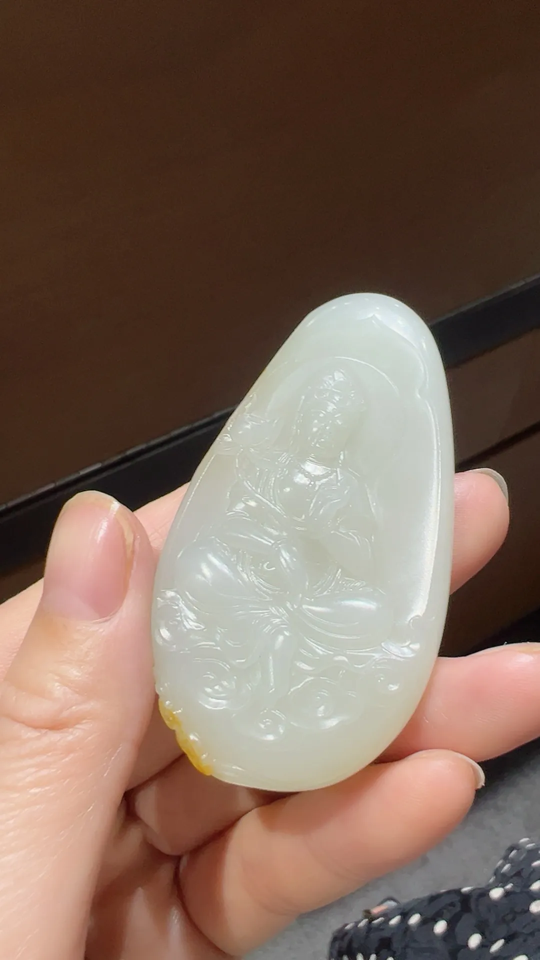 新疆和田玉籽料观音｜杨弘展大师作品

重40.5克 尺寸65*37*10.4m m