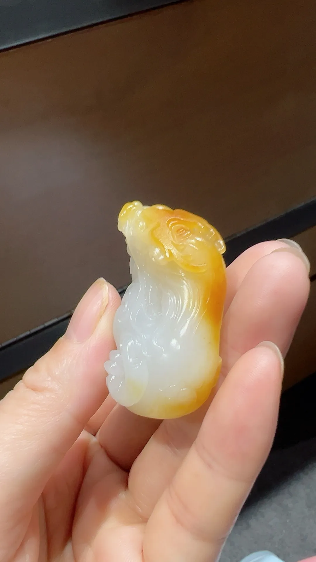 新疆和田玉籽料｜龙行天下
黄皮白肉 工艺精湛 可挂可把玩

重44.3克 尺寸39.5*37.8*2