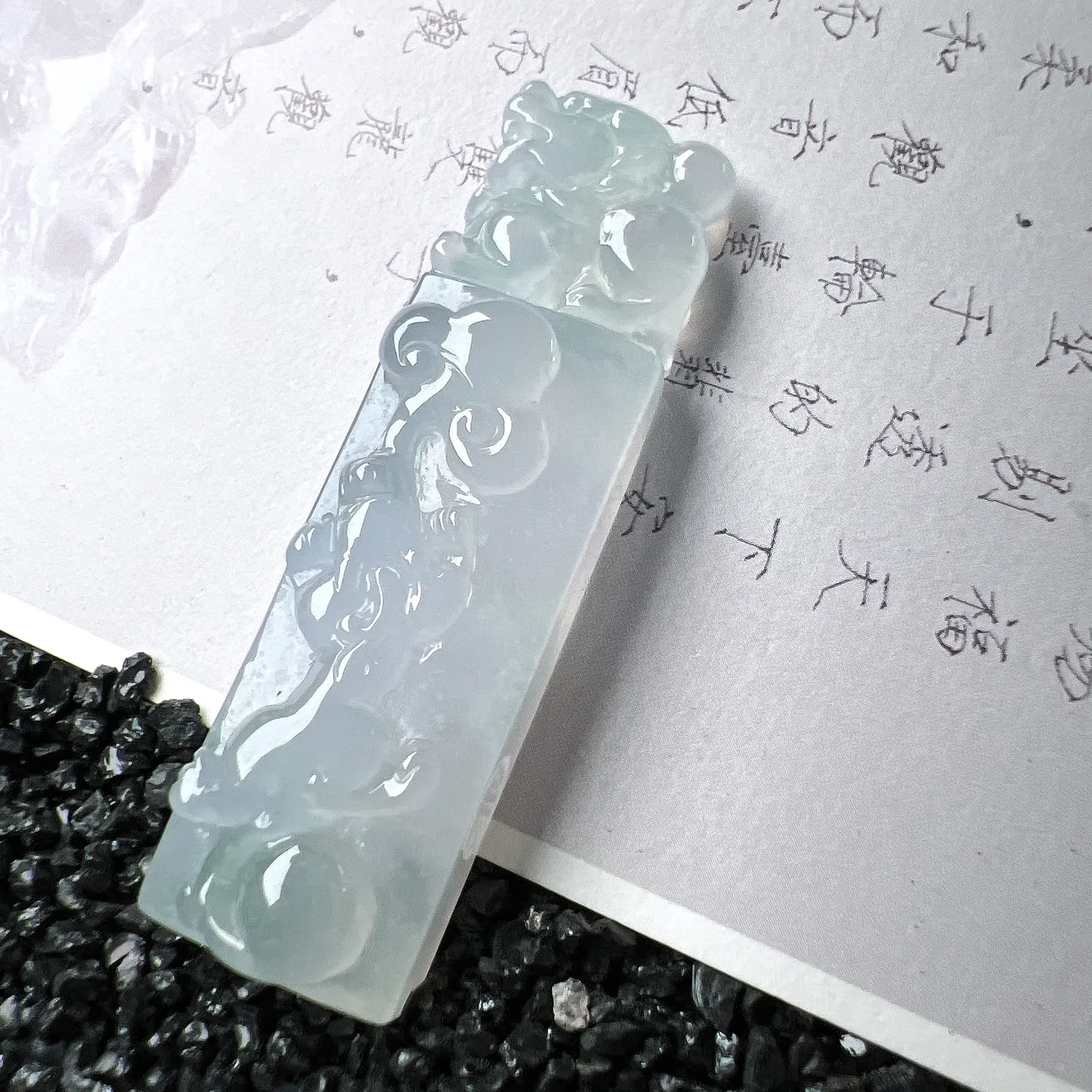 【糯冰种貔貅挂件】可以做挂件，也可做印章。种地优秀，通透闪亮，起光的料子，厚度很好，工艺雕刻精湛。