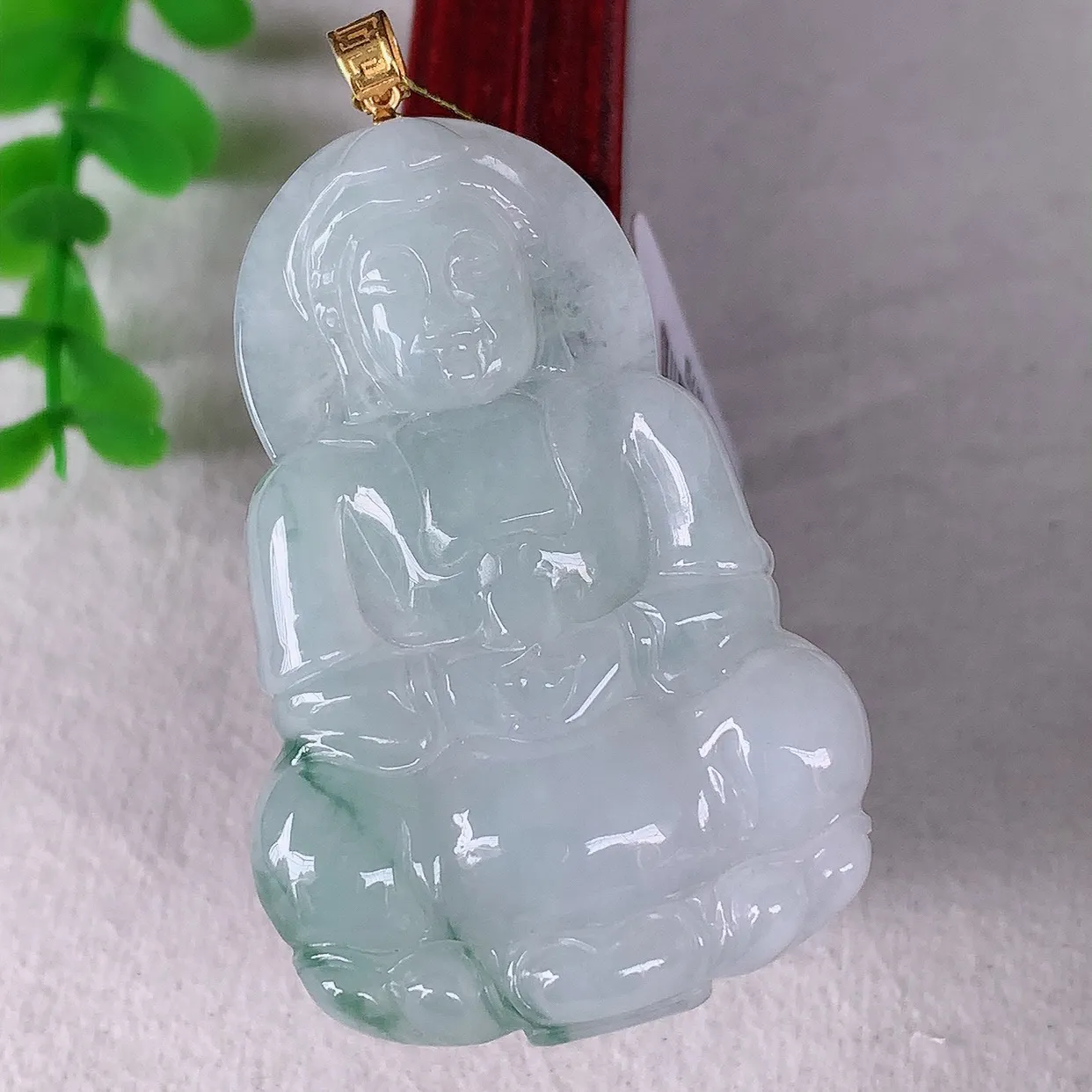 自然光实拍，18K金镶嵌冰飘花翡翠观音吊坠，赐福翡翠观音，翠色迷人，观音面相端庄，佩戴时尚出众！#35.20整体56.5*裸石49.5*32.6*5.6