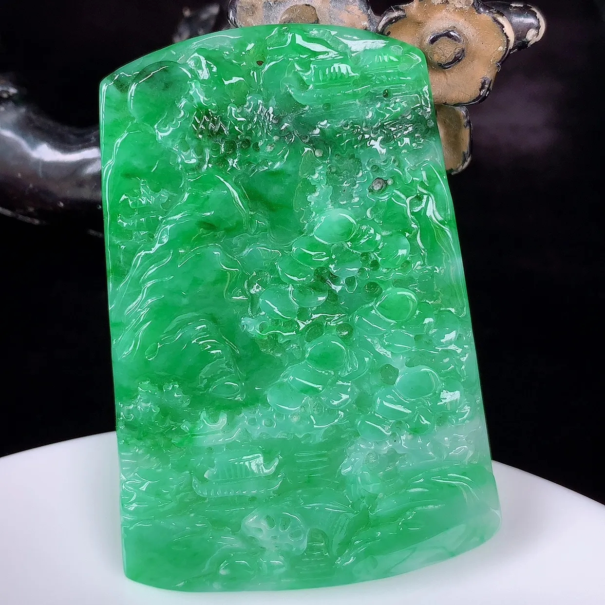 自然光实拍，冰润冰糯种飘阳绿翡翠山水牌吊坠，翡翠山水，立体生动形象，山水素材布局合理，意境感佳，佩戴上身效果更高贵 #03.20