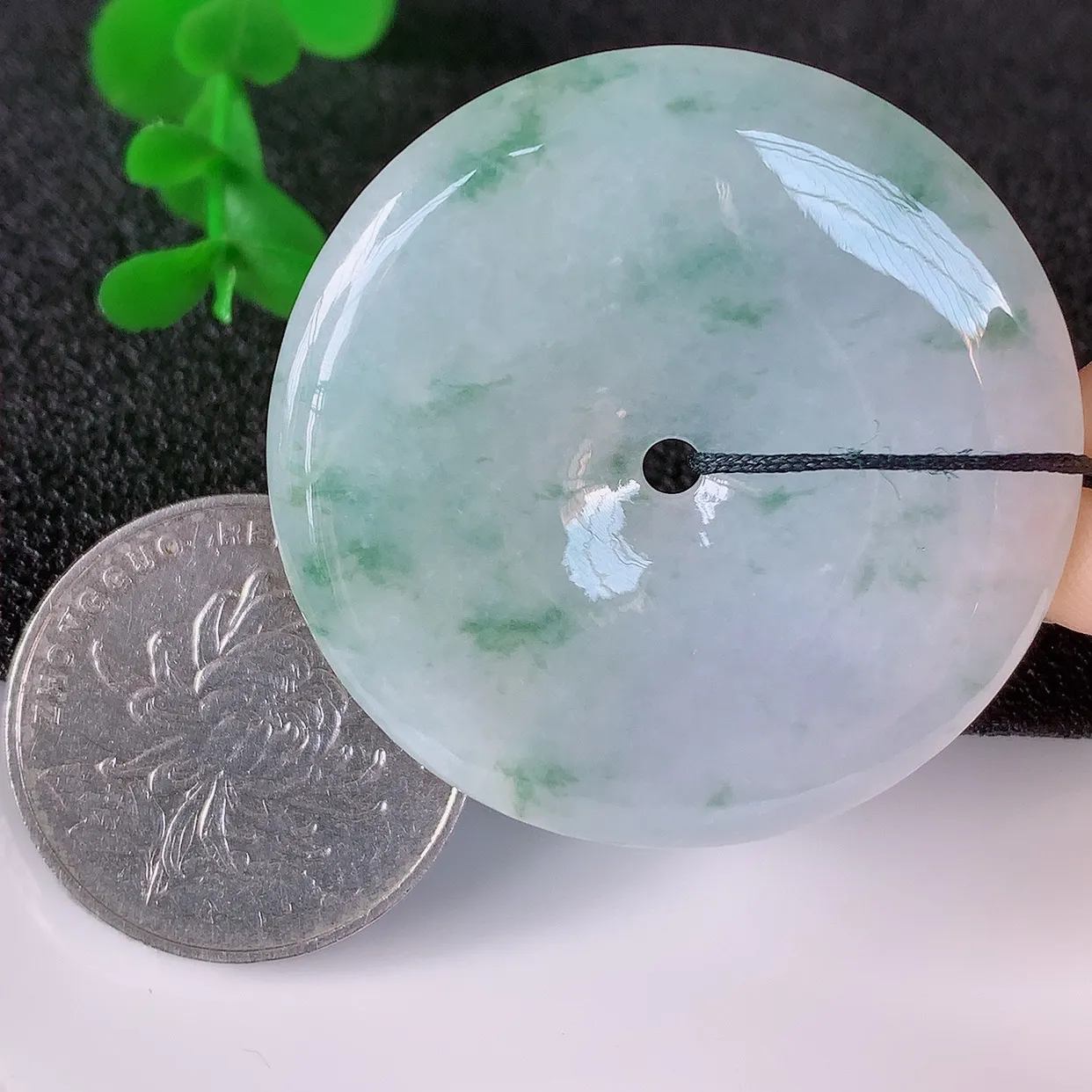 自然光实拍，冰种飘花翡翠平安扣吊坠，翡翠平安扣，冰透，灵动飘逸，寓意平平安安，平安扣佩戴端庄漂亮！#33.20