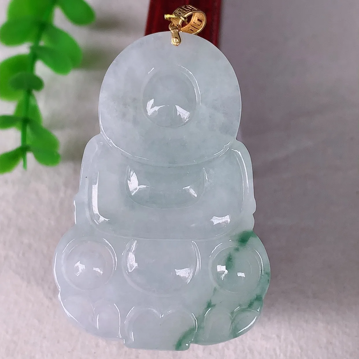 自然光实拍，18K金镶嵌冰飘花翡翠观音吊坠，赐福翡翠观音，翠色迷人，观音面相端庄，佩戴时尚出众！#35.20整体56.5*裸石49.5*32.6*5.6