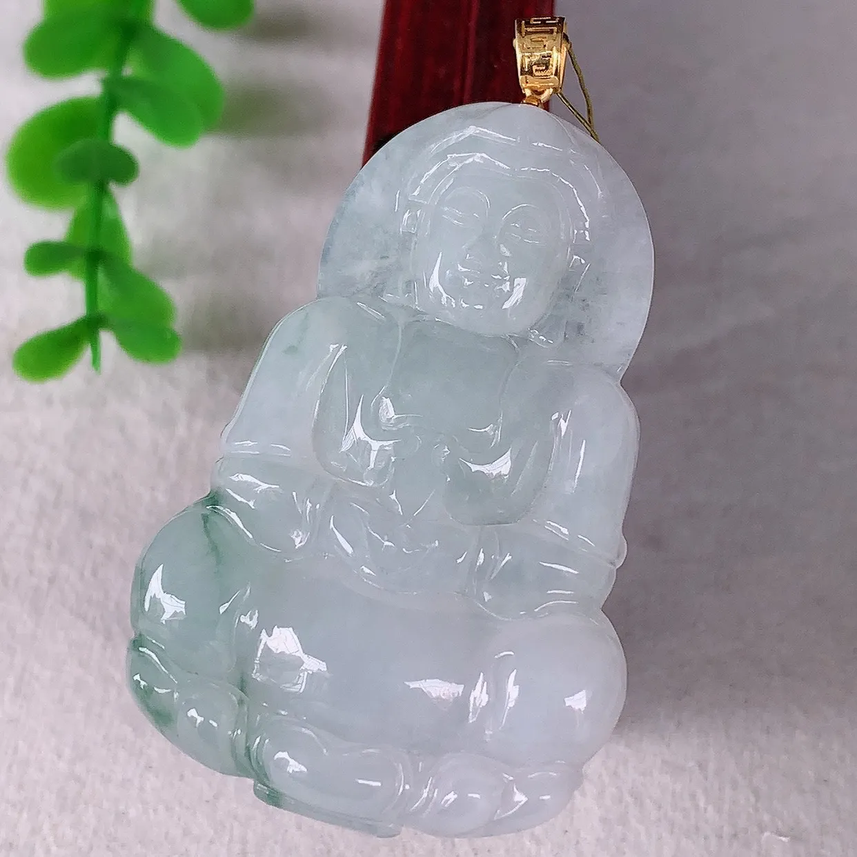 自然光实拍，18K金镶嵌冰飘花翡翠观音吊坠，赐福翡翠观音，翠色迷人，观音面相端庄，佩戴时尚出众！#35.20整体56.5*裸石49.5*32.6*5.6