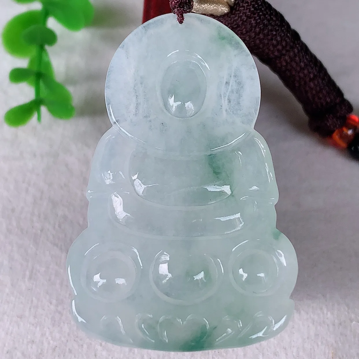 自然光实拍，冰种飘花翡翠观音吊坠，赐福翡翠观音，翠色迷人，观音面相端庄，佩戴时尚出众！#46.20