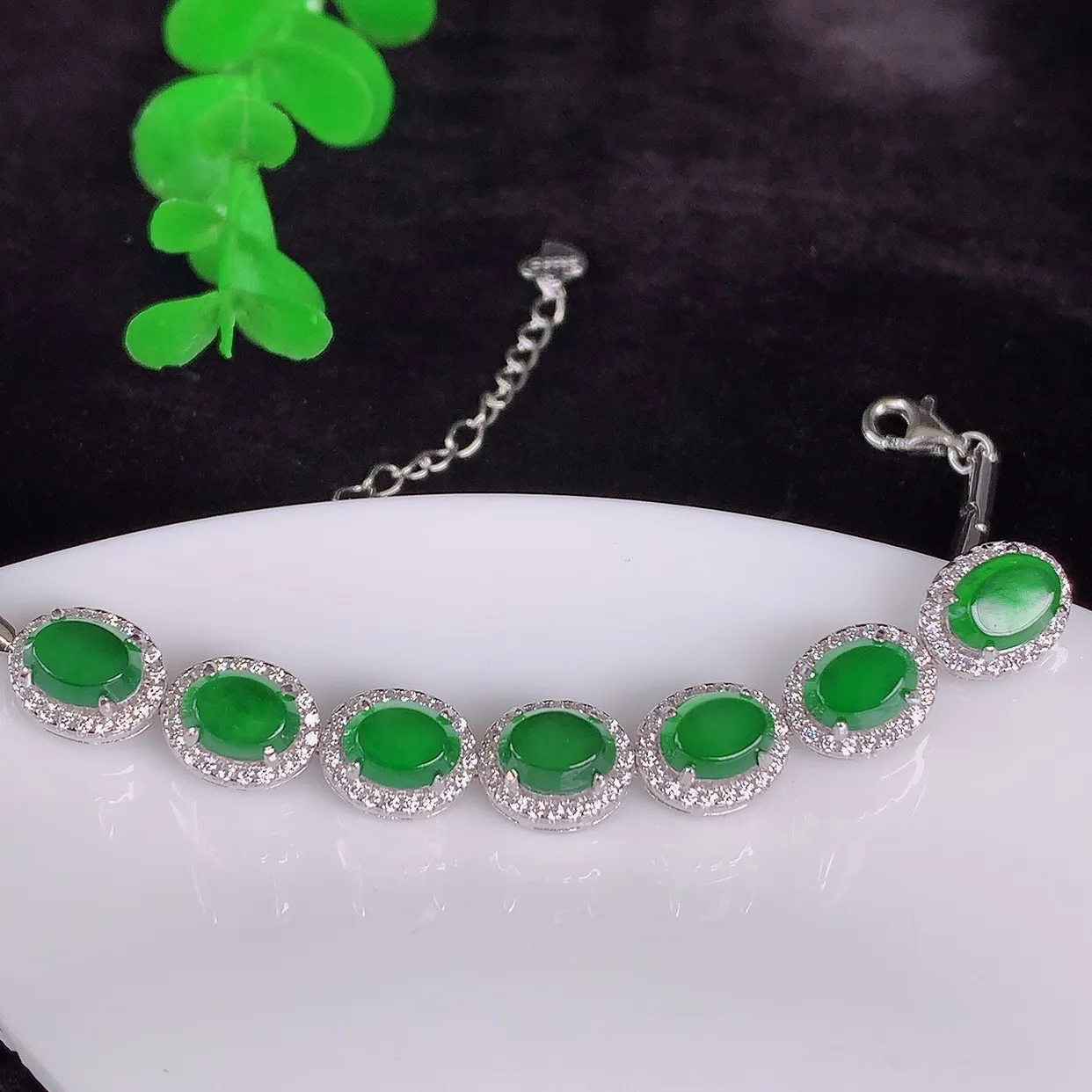 自然光实拍，冰透满绿翡翠925银镶嵌手链，自然光实拍，翠色灵动，颜色漂亮，种老水足，品相佳，佩戴佳品！#97.20整体9.5*8*6.5裸石6.8*5