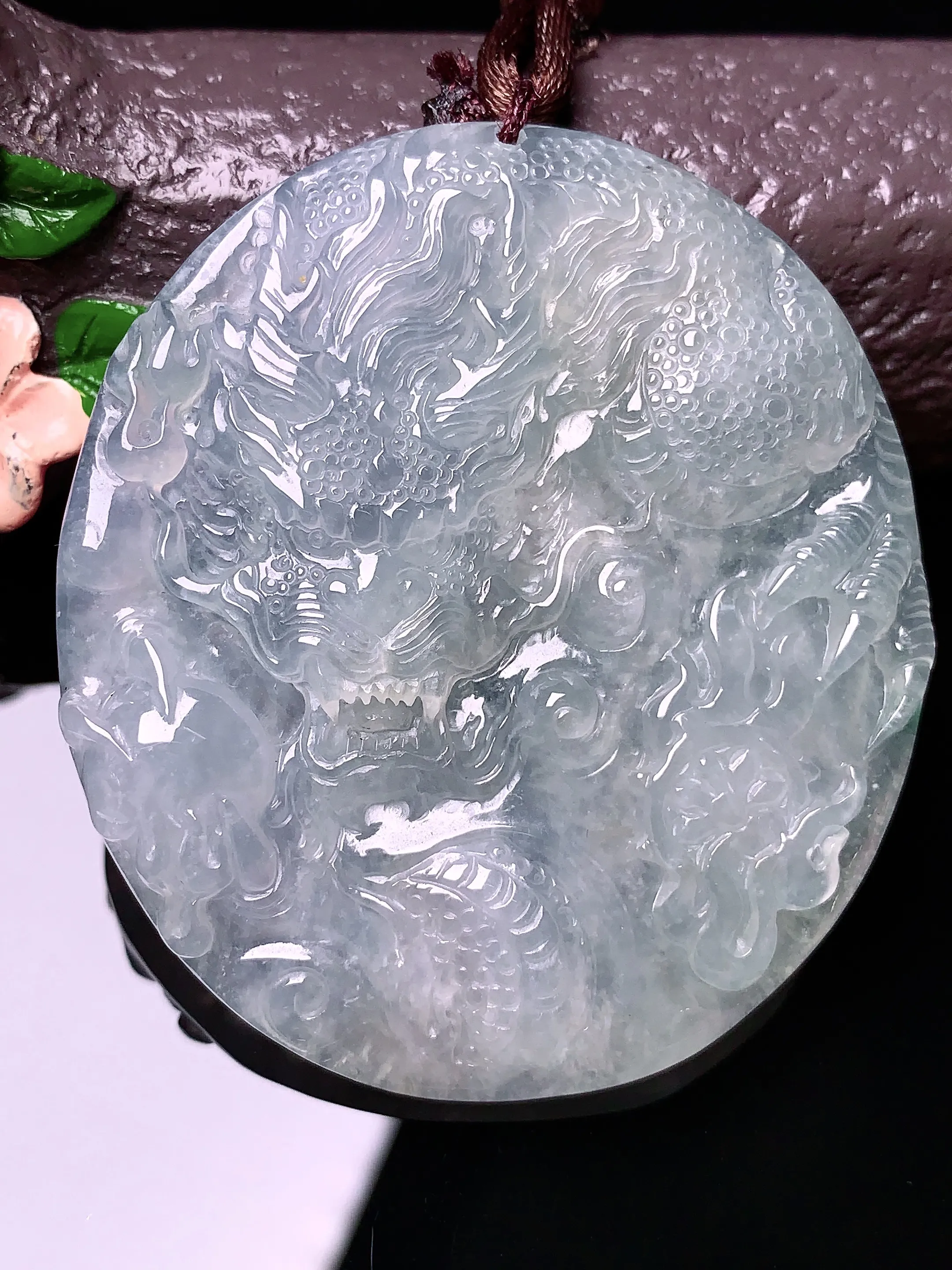 冰种龙牌吊坠 玉质细腻 色泽艳丽 整体尺寸52.5*47*5.8