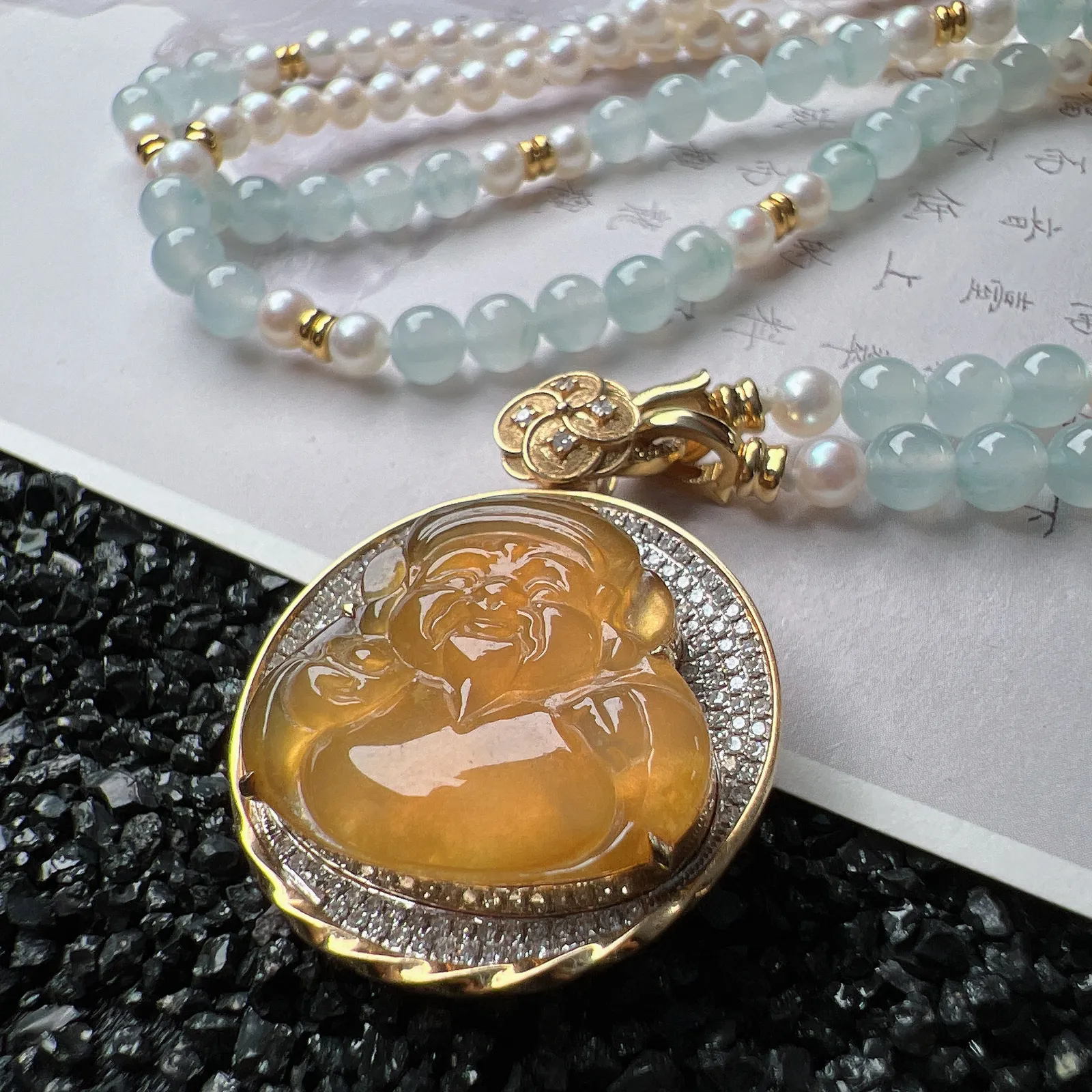 【冰黄翡财神】种地优秀，通透闪亮，起光的料子，厚度很好，工艺雕刻精湛。18k金钻镶嵌，整体尺寸31.3-23.8-9mm，裸石尺寸17.8-19.4-4.4mm。