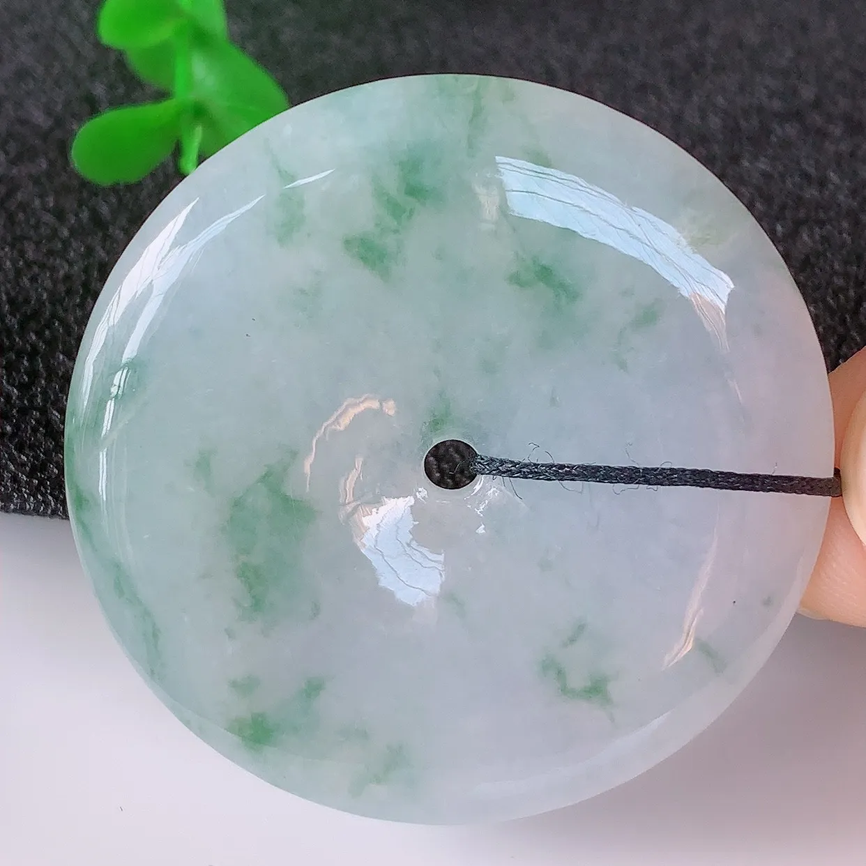 自然光实拍，冰种飘花翡翠平安扣吊坠，翡翠平安扣，冰透，灵动飘逸，寓意平平安安，平安扣佩戴端庄漂亮！#33.20