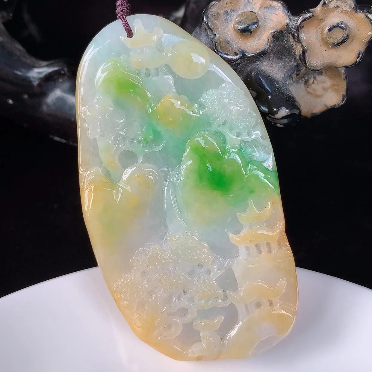 自然光实拍，大件冰润冰糯种双彩黄加绿翡翠山水牌吊坠，翡翠山水，立体生动形象，山水素材布局合理，意境感佳，佩戴上身效果更高贵 #41.20