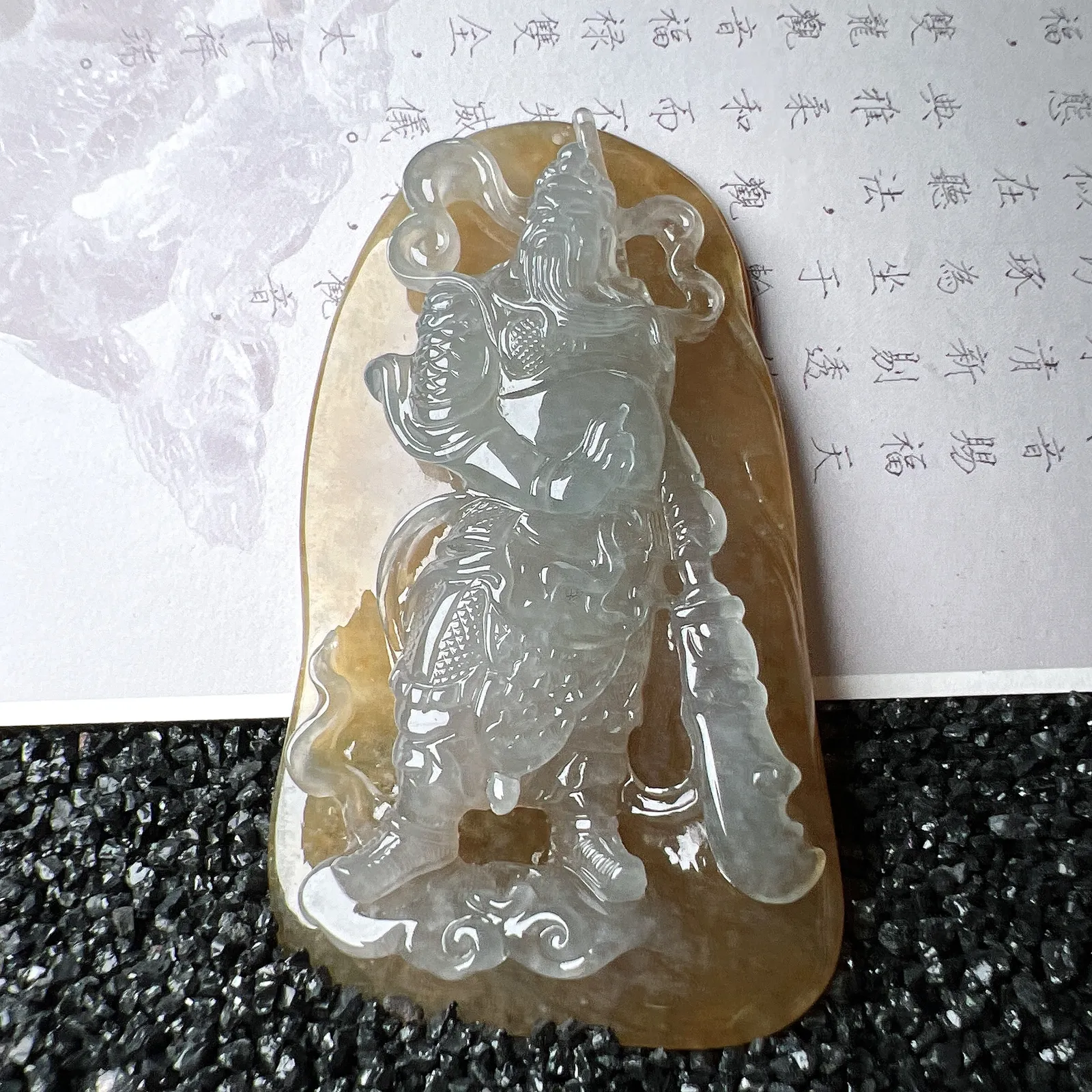 【糯冰种黄翡关公】种地优秀，通透闪亮，起光的料子，厚度很好，工艺雕刻精湛。