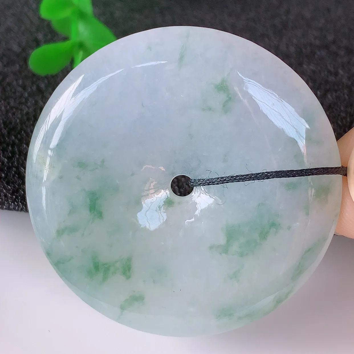 自然光实拍，冰种飘花翡翠平安扣吊坠，翡翠平安扣，冰透，灵动飘逸，寓意平平安安，平安扣佩戴端庄漂亮！#33.20