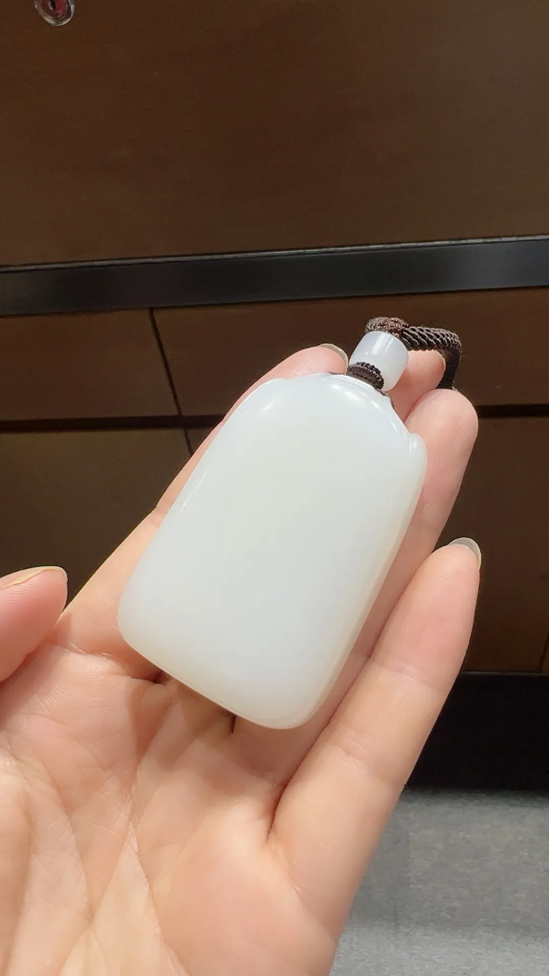 高品质｜新疆和田玉｜白玉平安无事牌 一级白细 钢板料过灯品质 

重74克 尺寸55*35.7*15.4m m