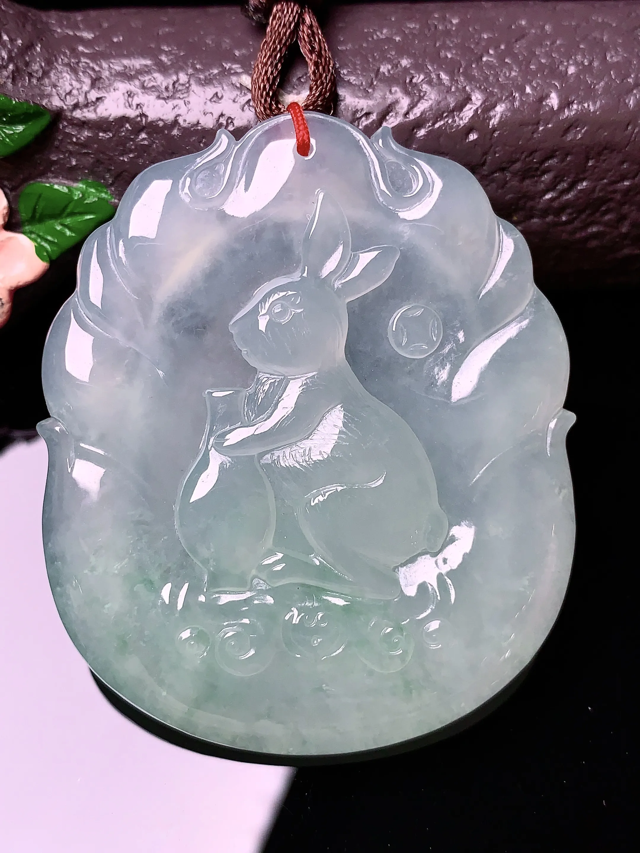 冰种生肖兔牌吊坠 玉质细腻 色泽艳丽 整体尺寸52.1*44*6
