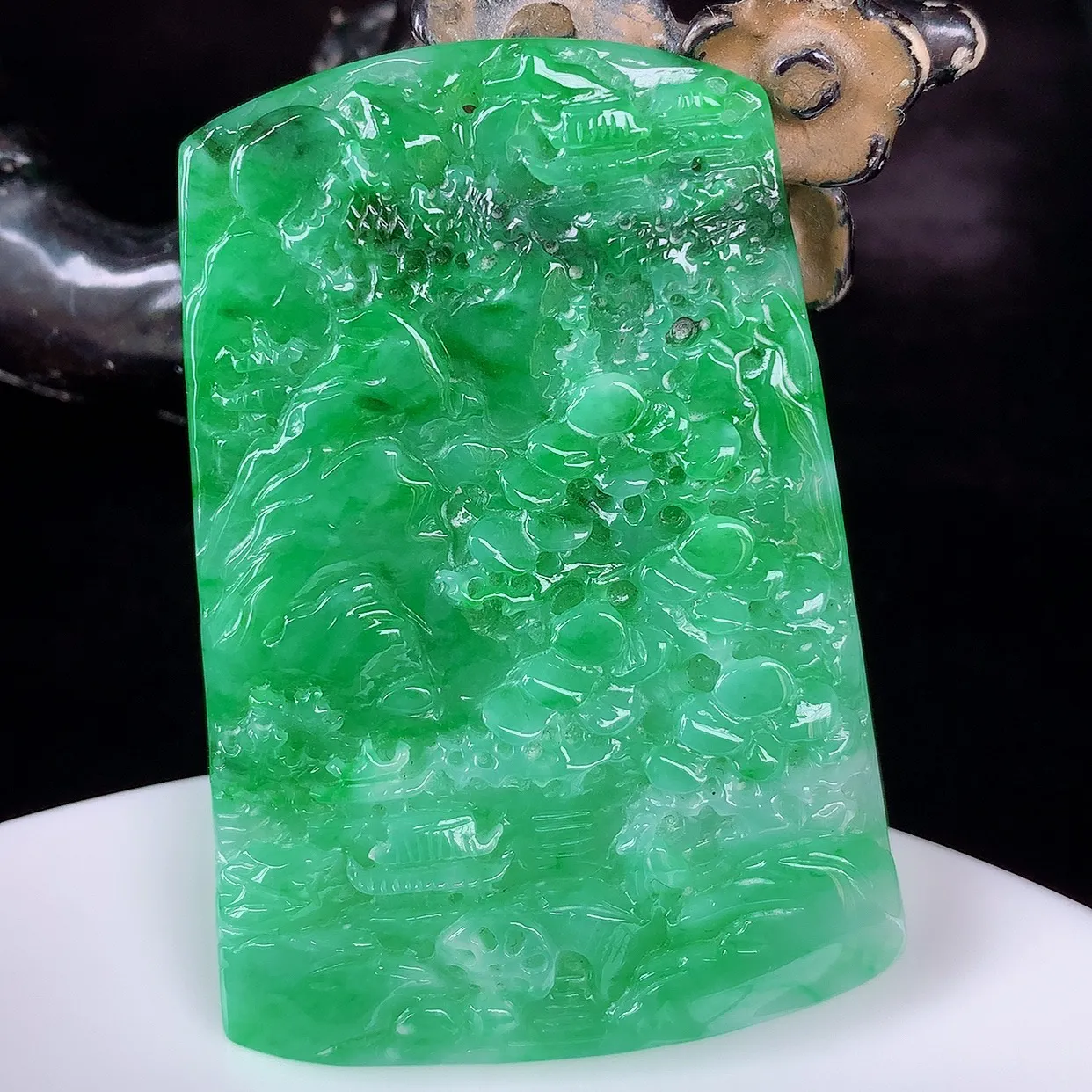 自然光实拍，冰润冰糯种飘阳绿翡翠山水牌吊坠，翡翠山水，立体生动形象，山水素材布局合理，意境感佳，佩戴上身效果更高贵 #03.20