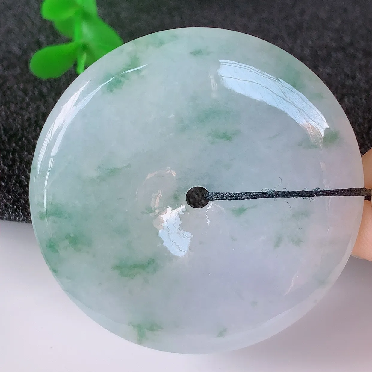 自然光实拍，冰种飘花翡翠平安扣吊坠，翡翠平安扣，冰透，灵动飘逸，寓意平平安安，平安扣佩戴端庄漂亮！#33.20