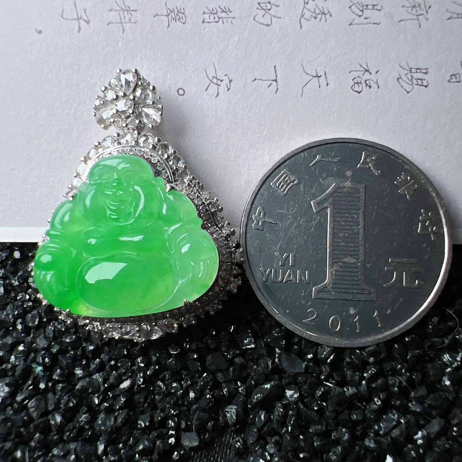 【糯冰种苹果绿佛公】种地优秀，通透闪亮，起光的料子，厚度很好，工艺雕刻精湛。18k金钻镶嵌，整体尺寸31.1-24.5-12.6 mm，裸石尺寸16.9-19.2-3.8mm。，
