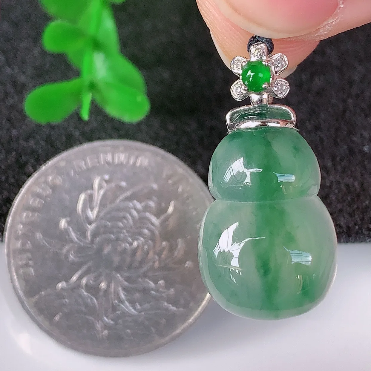 自然光实拍，18K金镶嵌冰种飘绿翡翠葫芦吊坠，翡翠葫芦，寓意福禄双全，财源滚滚，佩戴效果优雅迷人！#00.20整体25.5*裸石18.5*12.8*5.8