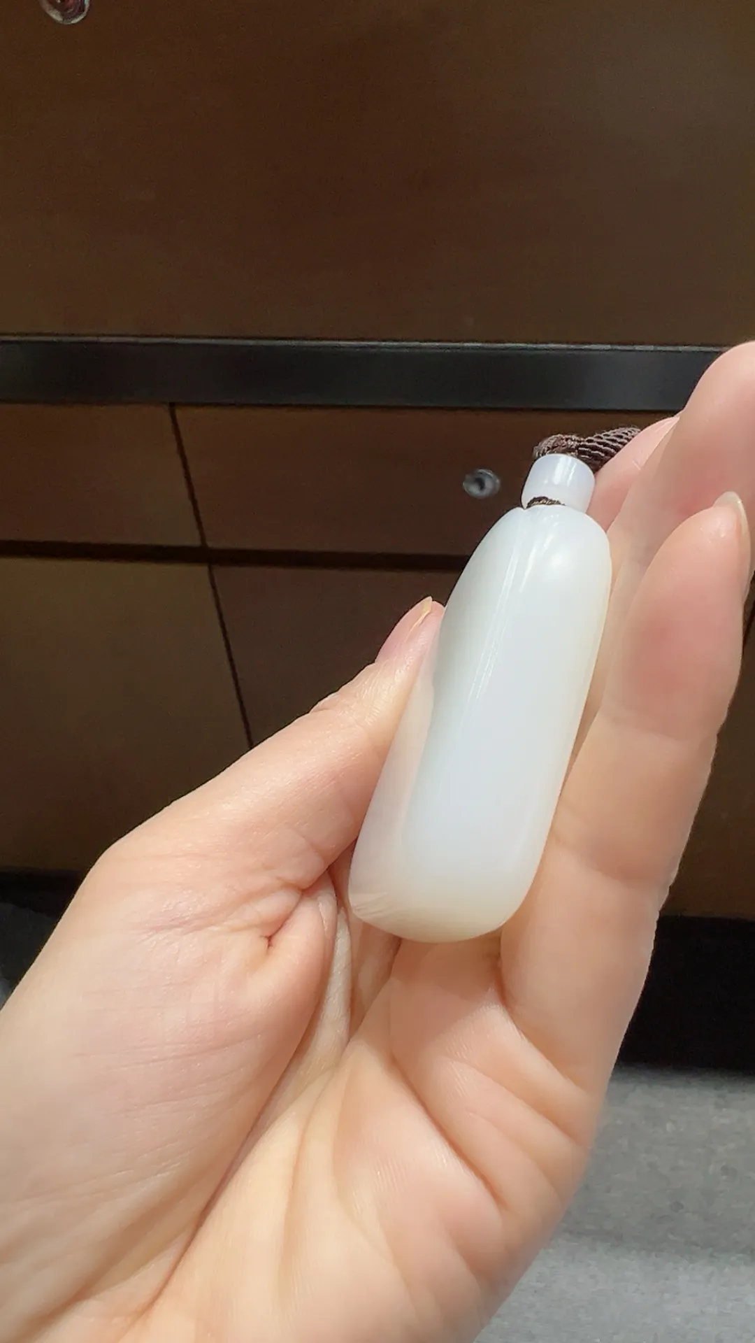 高品质｜新疆和田玉｜白玉平安无事牌 一级白细 钢板料过灯品质 

重74克 尺寸55*35.7*15.4m m