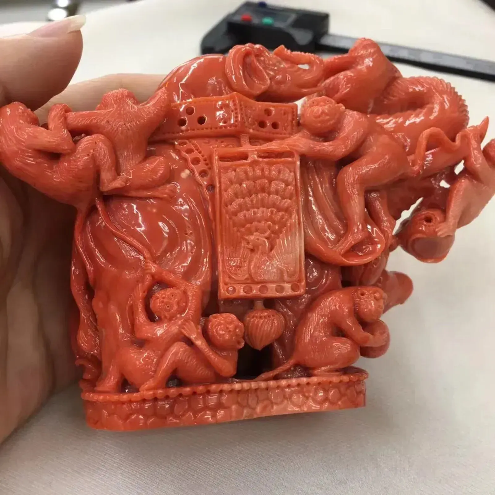 【天然莫莫红珊瑚整料雕刻摆件】收藏爱好者福利！天然无添加无优化，台湾产地，橘红色，整料雕刻子母象、猴、寓意代代封侯！裸石尺寸约为125*66.4*110mm，重量613.42克！珊瑚本为佛教珍宝。收藏价值高！高端传承