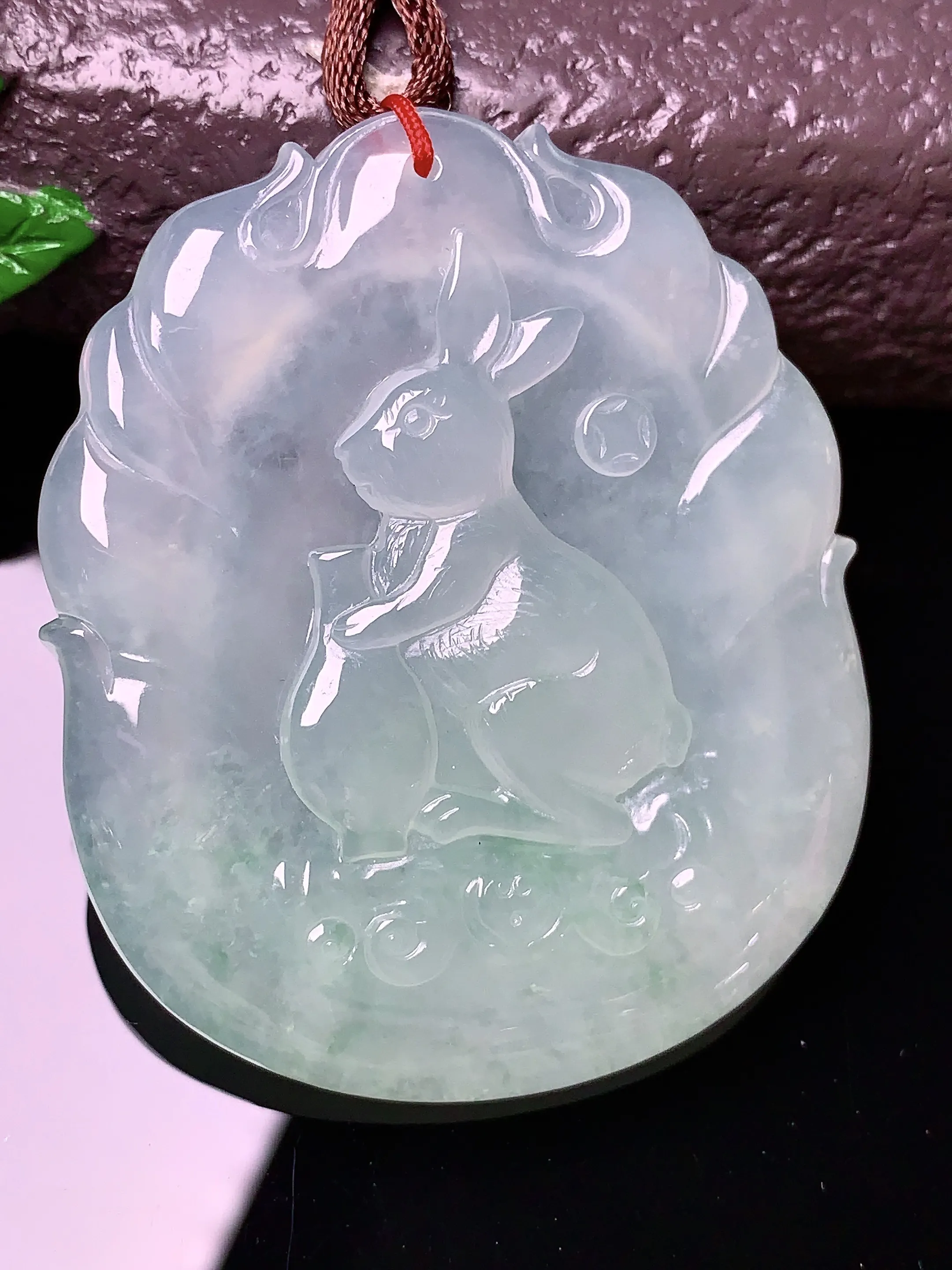 冰种生肖兔牌吊坠 玉质细腻 色泽艳丽 整体尺寸52.1*44*6