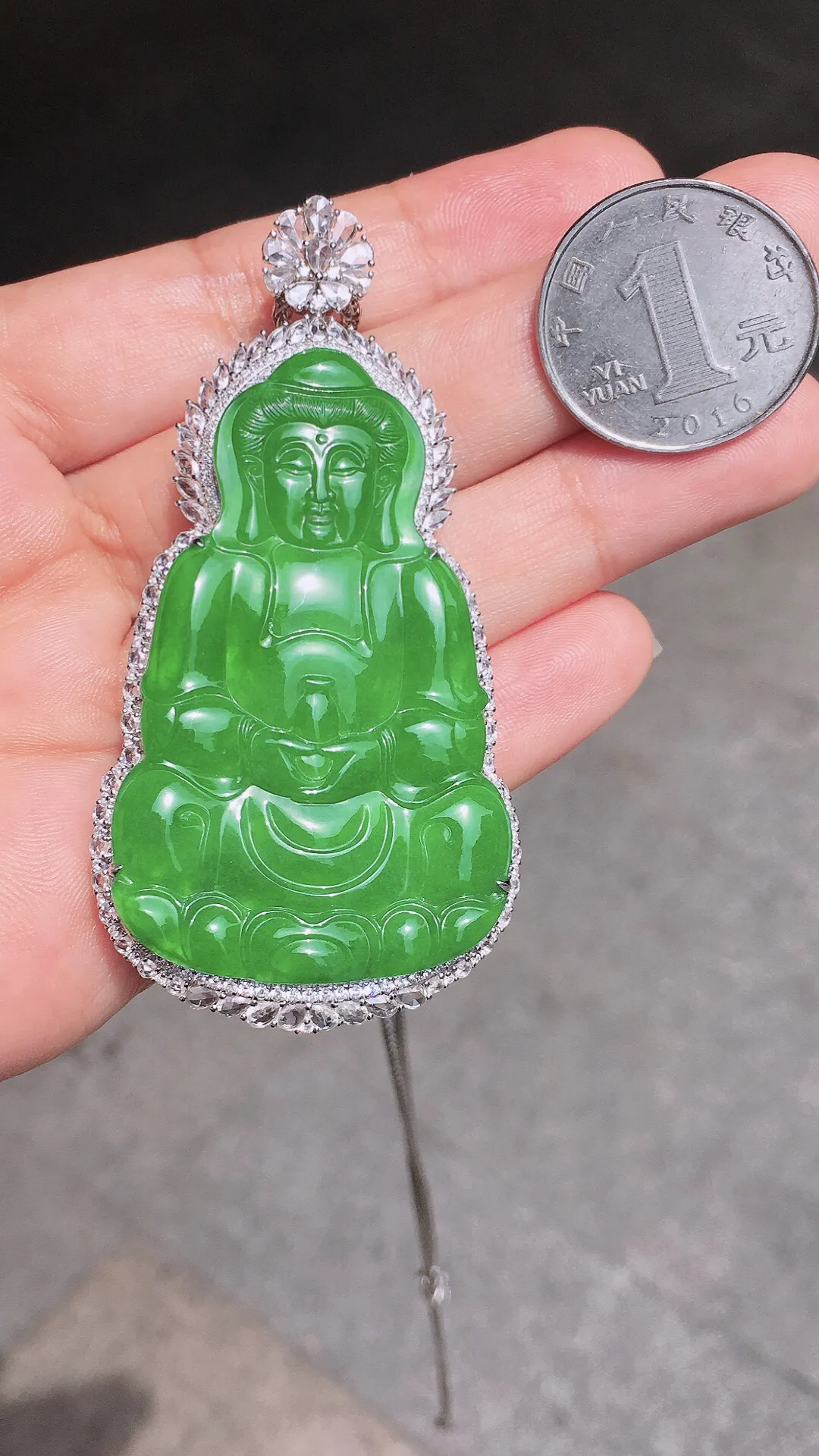 阳绿观音吊坠，色泽均匀艳丽，玉质细腻，荧光感超
强，饱满水润，气质满满。18k
金豪华镶嵌