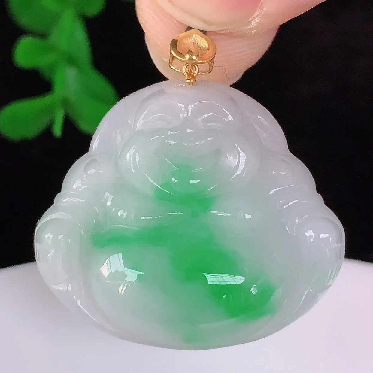 自然光实拍，18K金镶嵌冰糯种飘阳绿翡翠佛公吊坠，冰透饱满， 佛公亦保平安，寓意有福（佛公）相伴，品相佳，配戴优雅迷人！#03.20整体29*裸石23.8*27.5*6.6