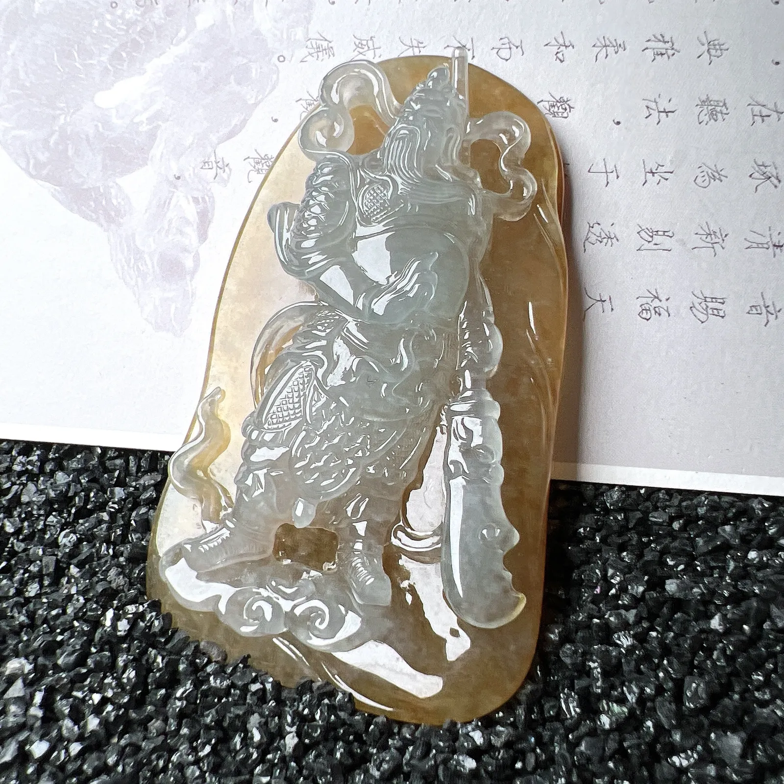 【糯冰种黄翡关公】种地优秀，通透闪亮，起光的料子，厚度很好，工艺雕刻精湛。