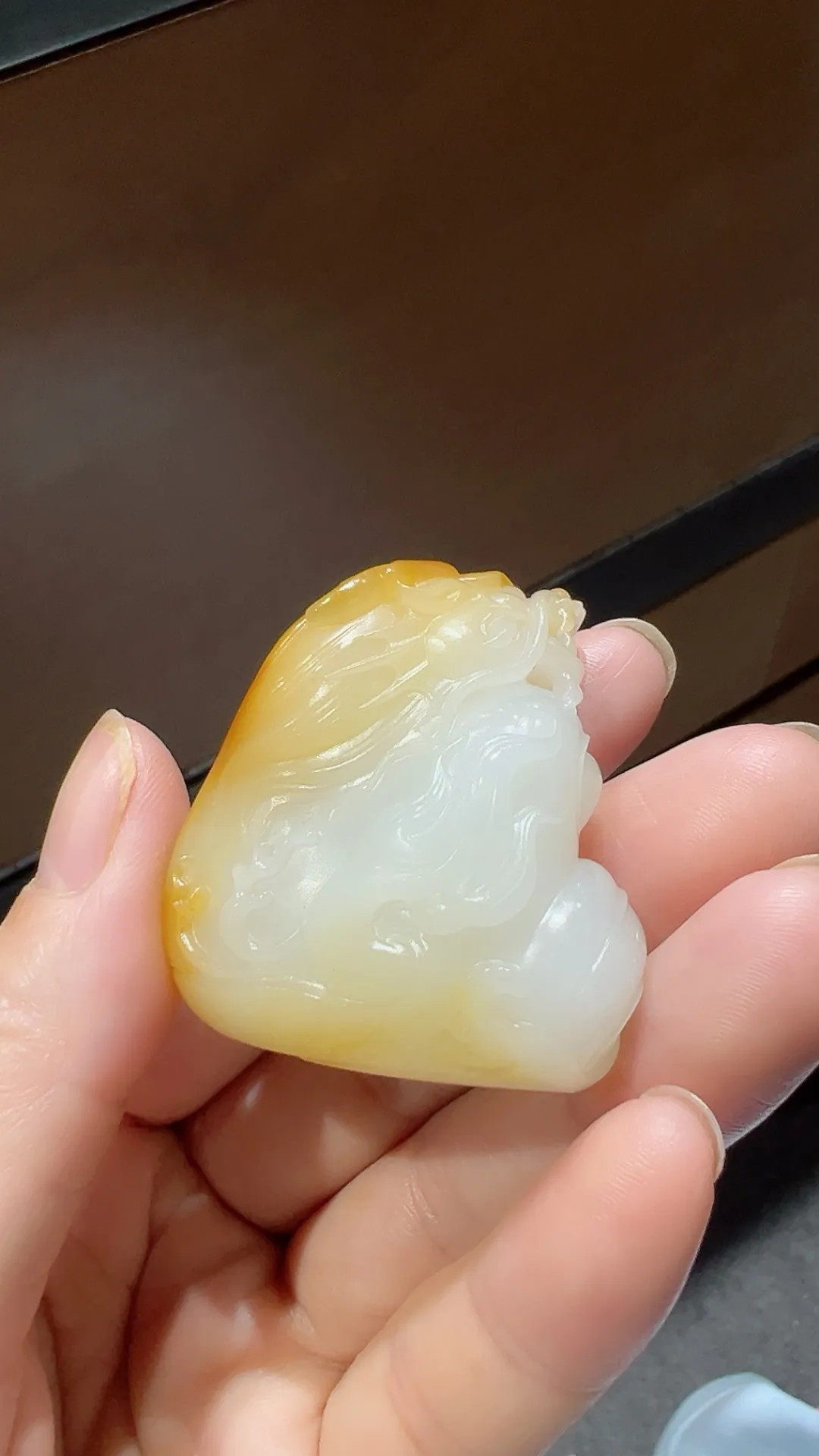 新疆和田玉籽料｜龙行天下
黄皮白肉 工艺精湛 可挂可把玩

重44.3克 尺寸39.5*37.8*22.4m m