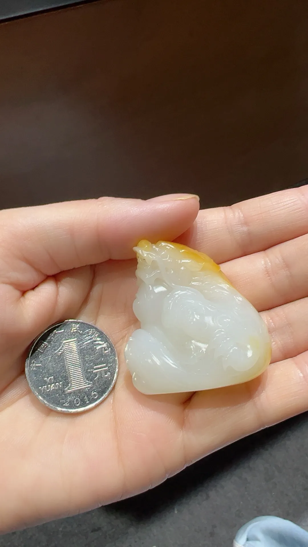 新疆和田玉籽料｜龙行天下
黄皮白肉 工艺精湛 可挂可把玩

重44.3克 尺寸39.5*37.8*22.4m m