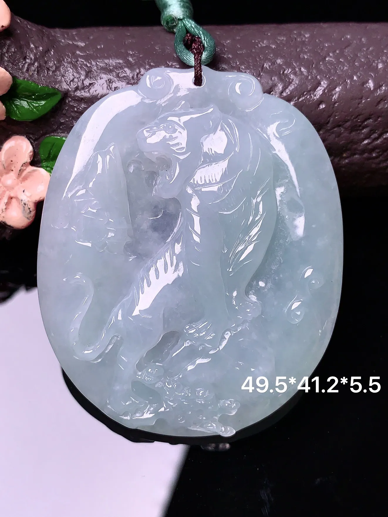 冰种生肖虎牌吊坠 玉质细腻 色泽艳丽 整体尺寸49.5*41.2*5.5